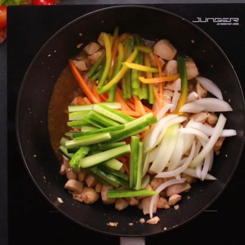 Step 4 Stir-fried chicken and vermicelli Chicken and vegetable vermicelli mix