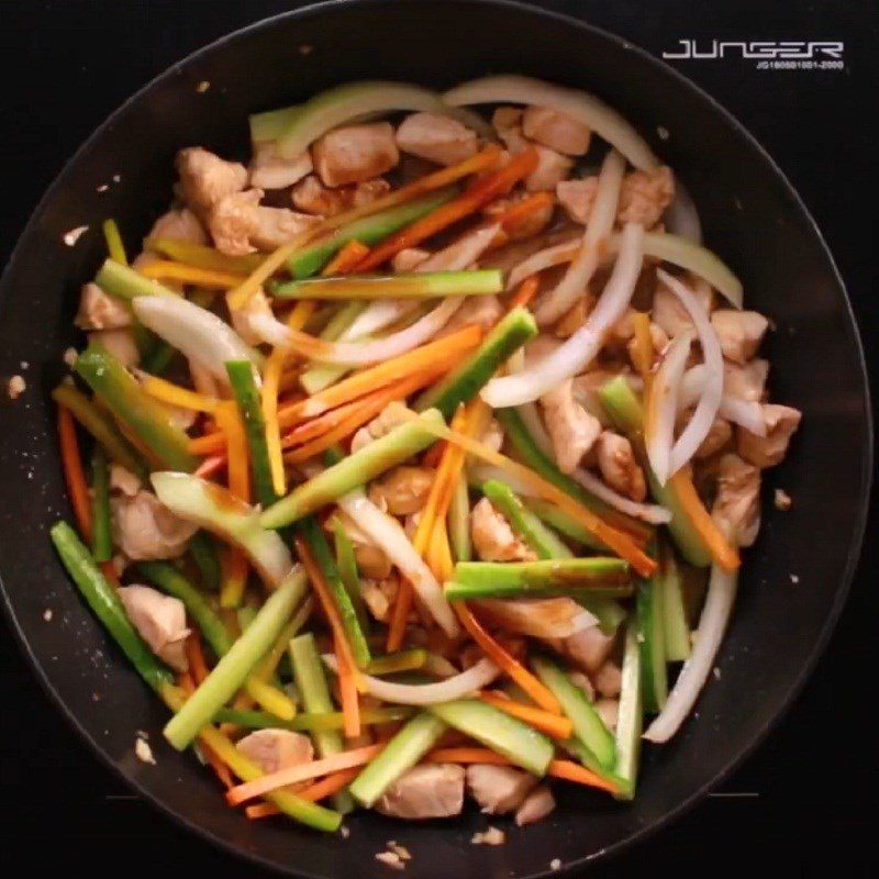 Step 4 Stir-fried chicken and vermicelli Chicken and vegetable vermicelli mix