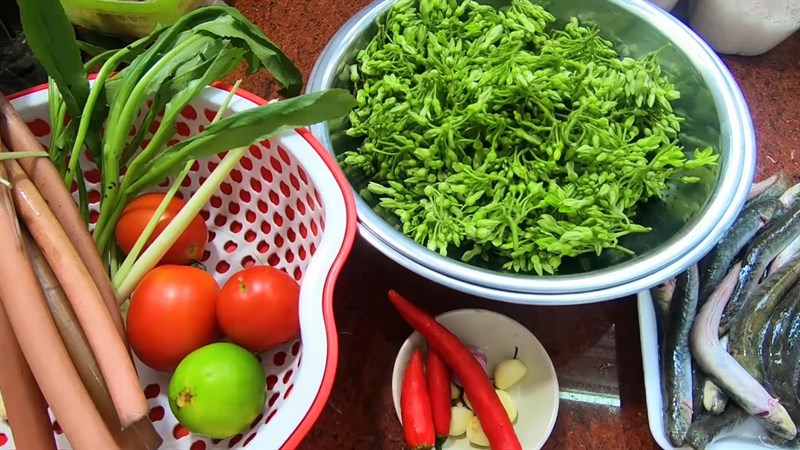Ingredients for the dish 3 ways to cook sour snakehead fish soup