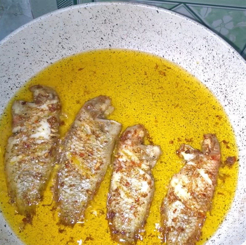 Step 3 Fry the fish Fried Fish with Lemongrass and Chili