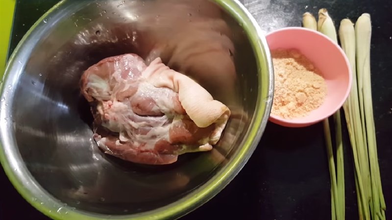 Ingredients for salted pig trotters dish