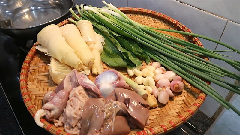 Ingredients for the dish of stir-fried bamboo shoots with duck and chicken entrails