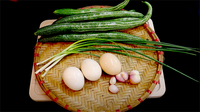 Ingredients for the dish of stir-fried Japanese gourd with beef and eggs