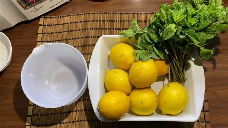 Ingredients for fresh lemon smoothie, lemon smoothie
