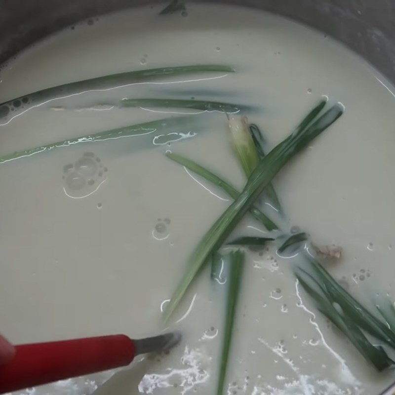 Step 5 Cooking green bean milk with pandan leaves and jelly