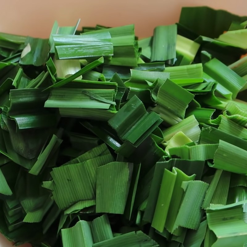 Step 3 Blend pandan leaves Mung bean milk with pandan jelly
