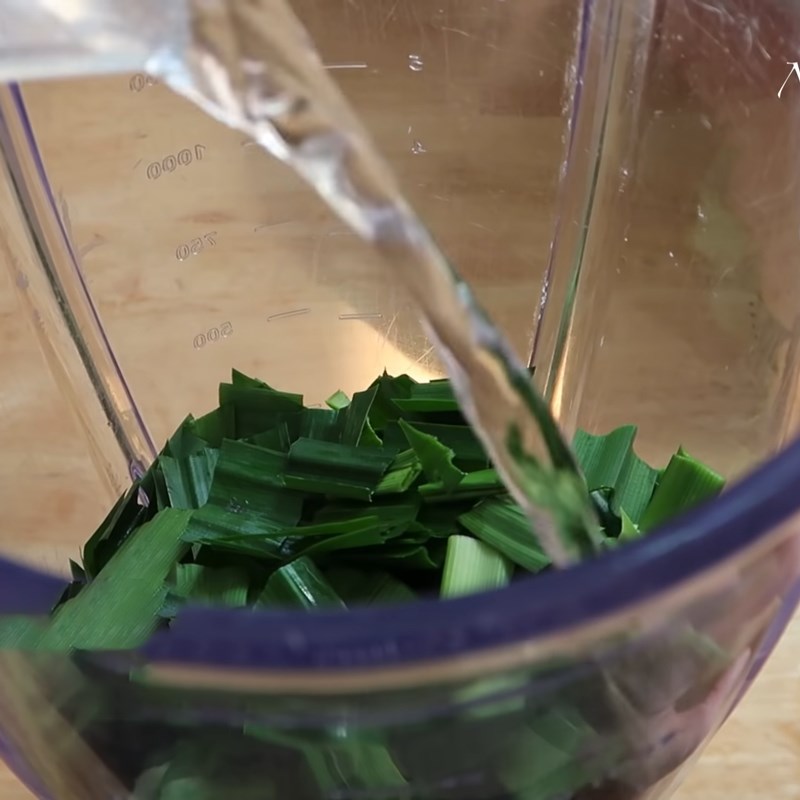 Step 3 Blend pandan leaves Green bean milk pandan jelly