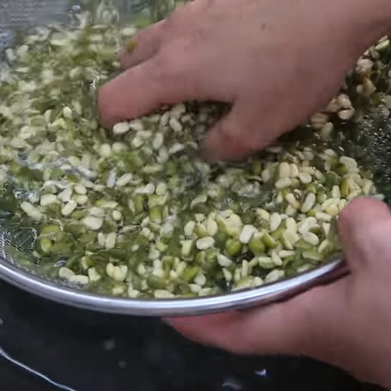 Step 1 Soak and grind the green beans for Green Bean Milk with Pandan and Jelly