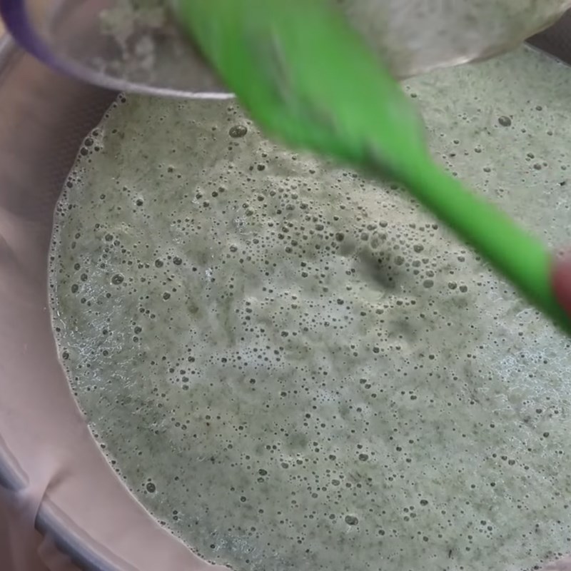 Step 1 Soak and grind the green beans for Green Bean Milk with Pandan and Jelly