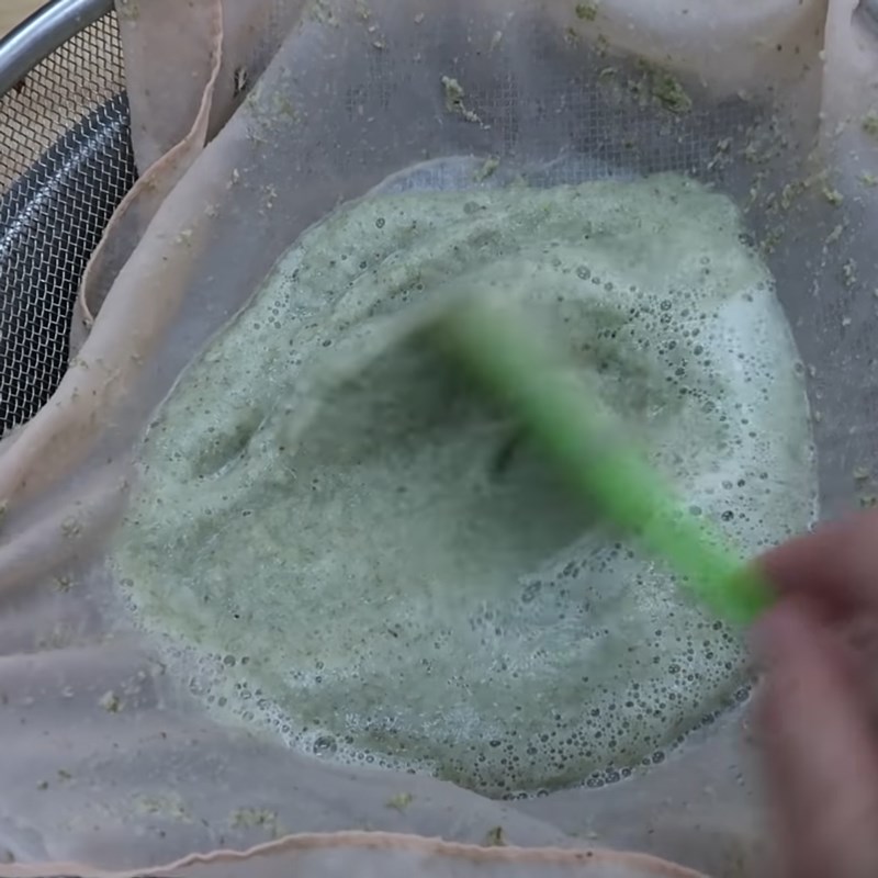 Step 1 Soak and grind the green beans for Green Bean Milk with Pandan and Jelly