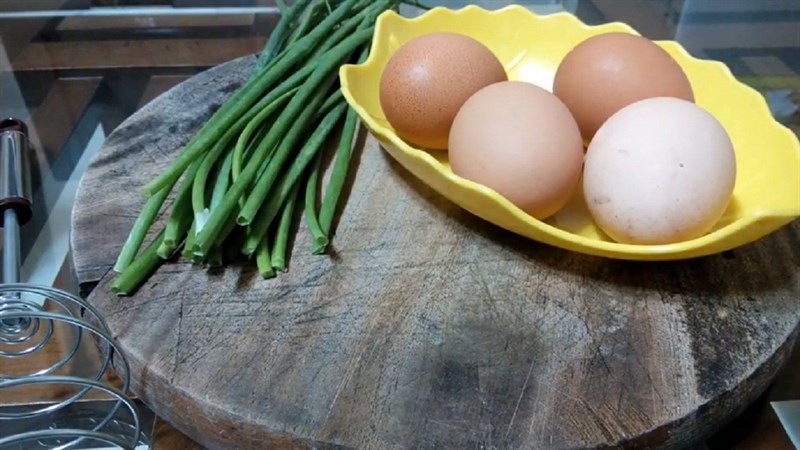Ingredients for the 3 ways to make heart-shaped omelets