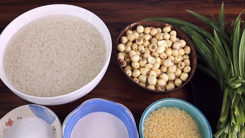 Ingredients for the dish sticky rice with lotus seeds and pandan leaves