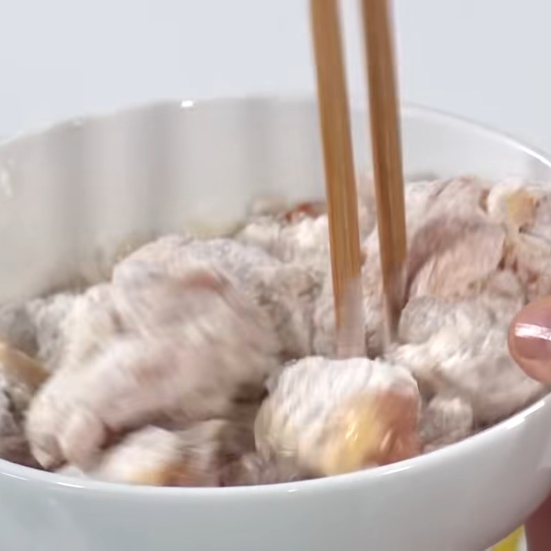 Step 4 Coat with flour and fry the chicken Fried sarsi chicken wings