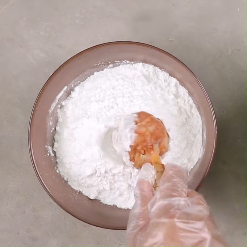 Step 2 Breading and frying Fried chicken wings with salt and pepper