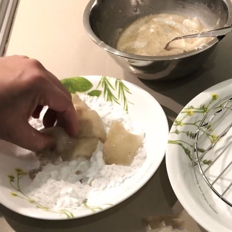 Step 3 Coat the squid with flour Fried squid with salt and chili using an air fryer