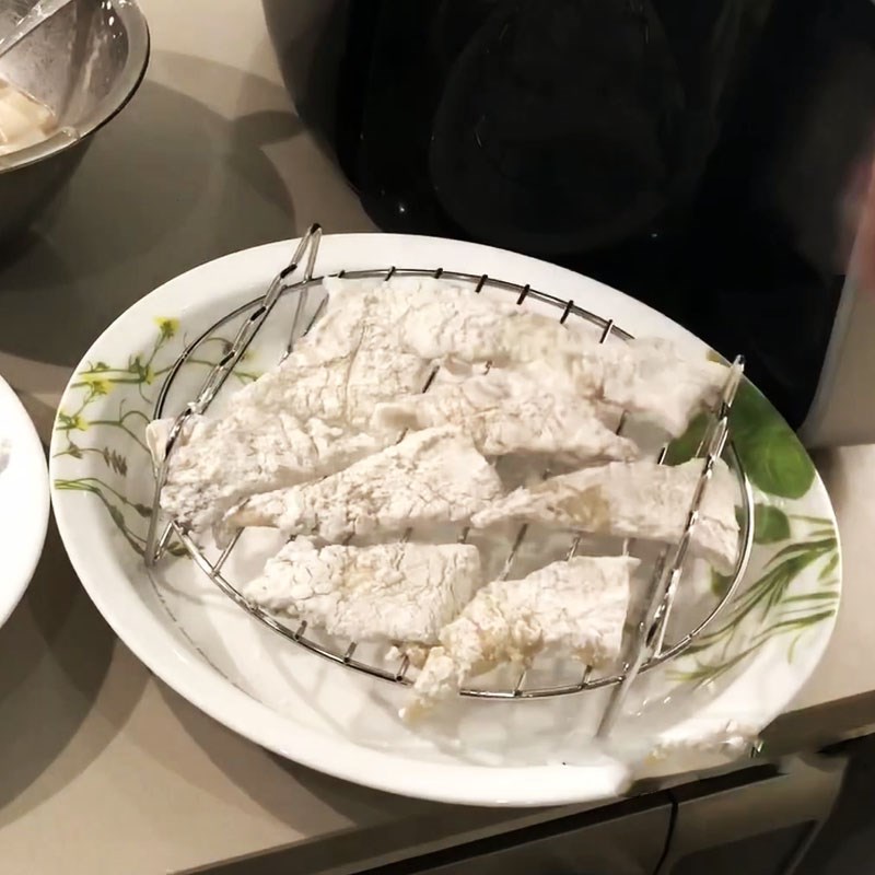 Step 3 Coat the squid with batter Crispy fried squid with salt and chili using an air fryer