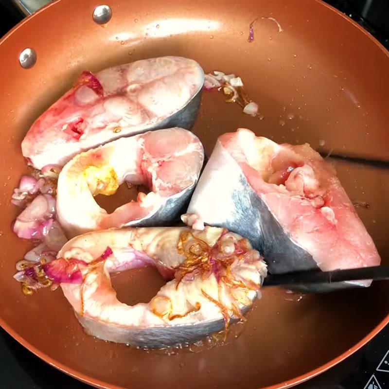 Step 4 Searing the fish in sour soup with basa fish