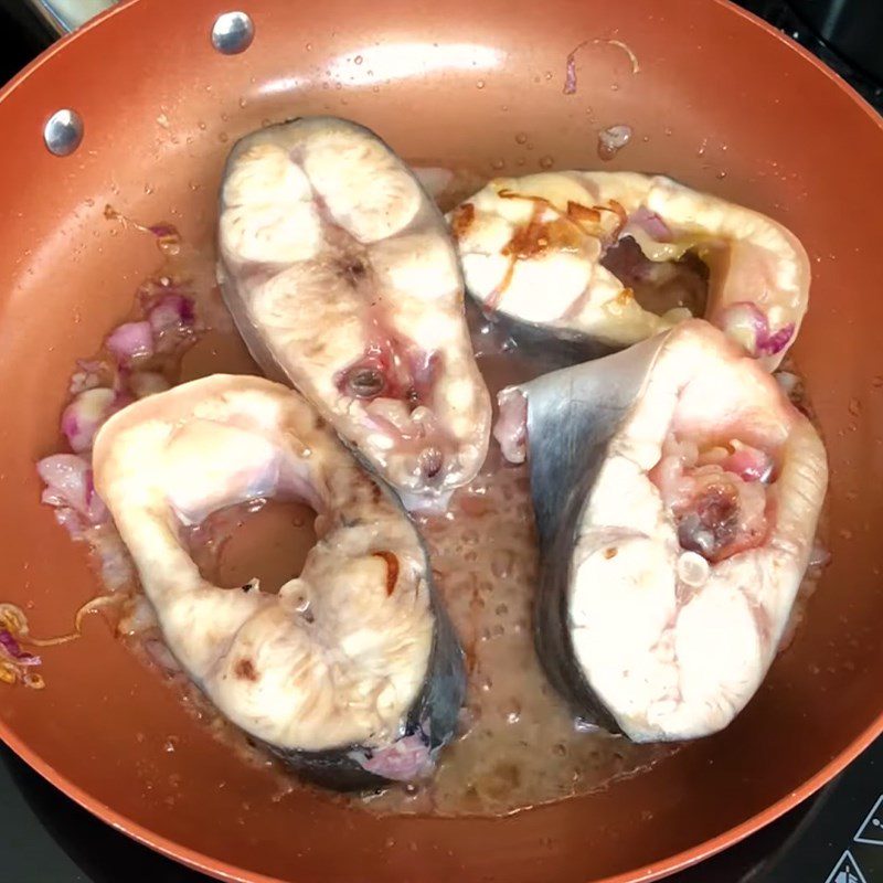 Step 4 Searing the fish in sour soup with basa fish