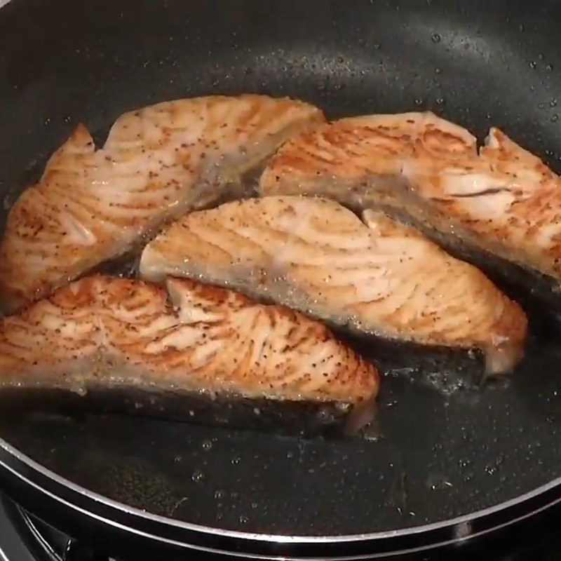Step 4 Pan-seared salmon Basil salmon salad