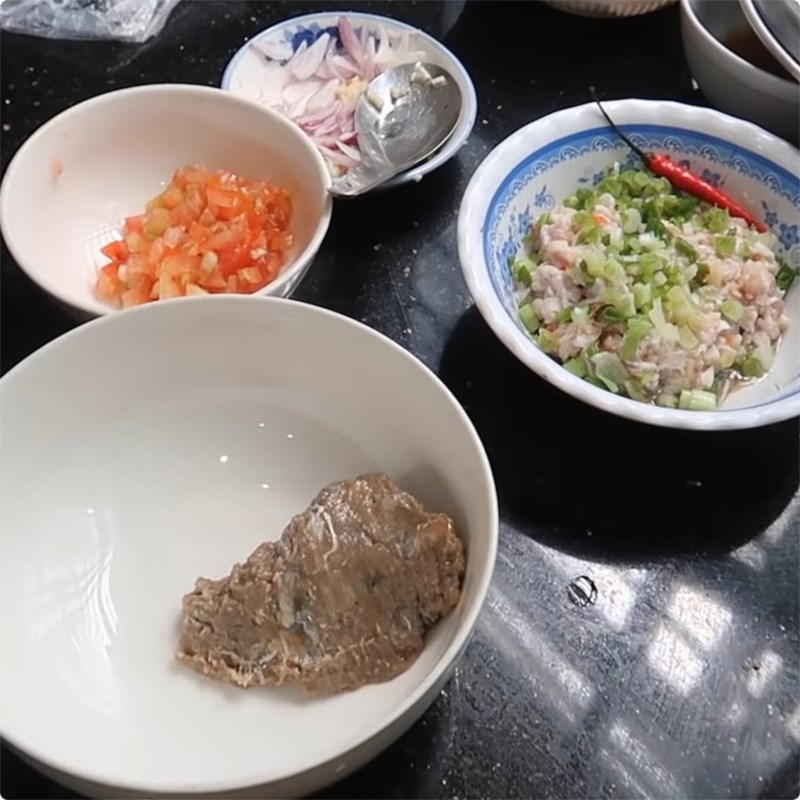 Step 1 Mince the fish sauce and tomatoes Fish sauce with fried pork belly and eggs