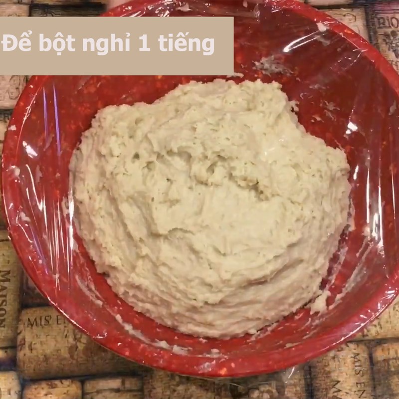 Step 4 Mix the dough for the vegetarian red bean steamed buns