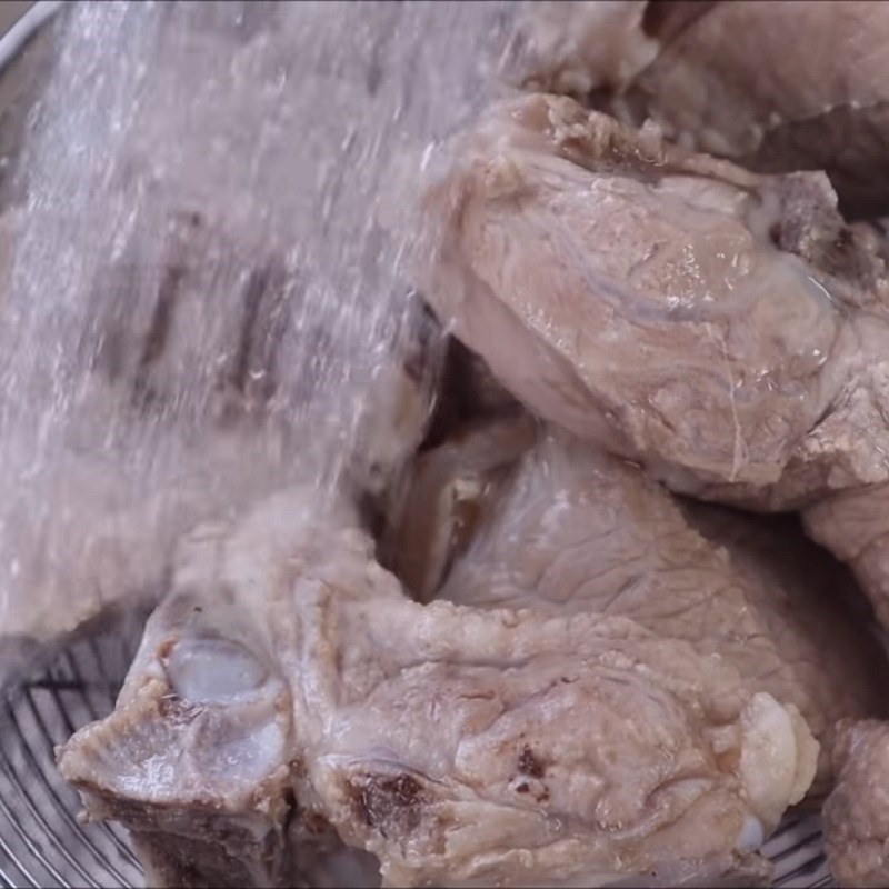 Step 1 Prepare blue river shrimp and pork bones for shrimp cake with quail eggs