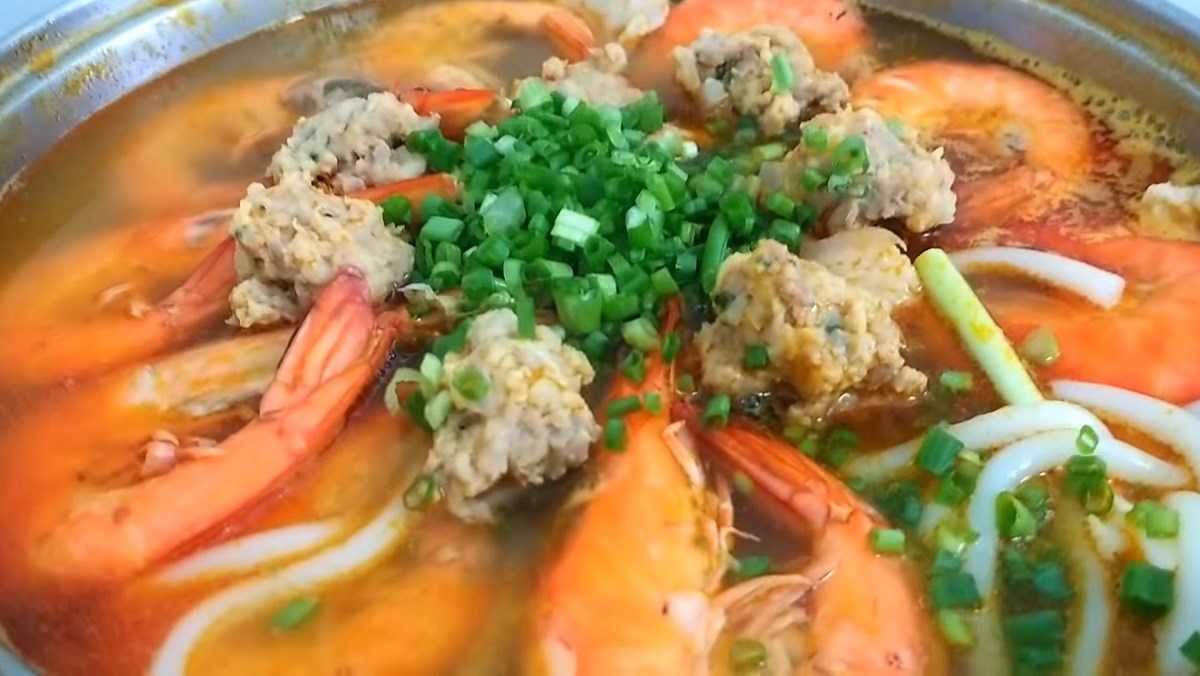 Shrimp and Pork Leg Noodle Soup
