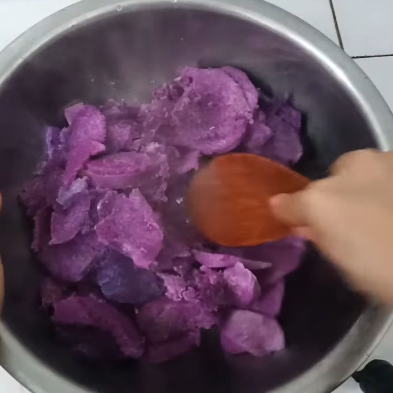 Step 1 Prepare the purple sweet potato Steamed Purple Sweet Potato Cake with Coconut Milk