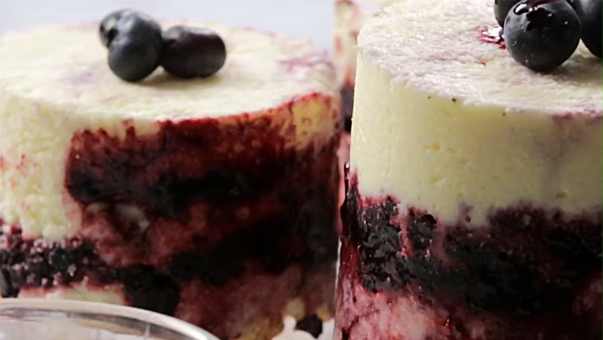 2 ways to make smooth and delicious blueberry mousse cake 25 Blueberry chocolate mousse cake