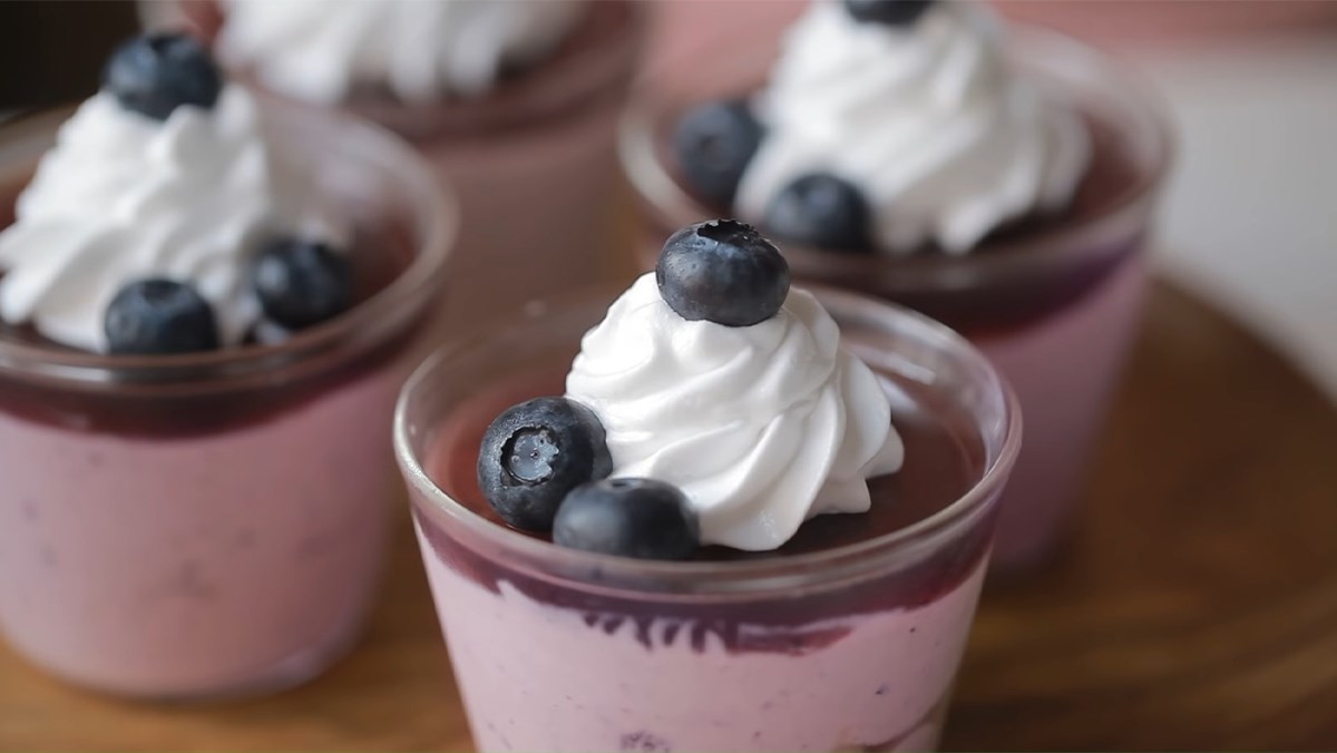 2 ways to make smooth and delicious blueberry mousse cake 2 Yogurt blueberry mousse cake