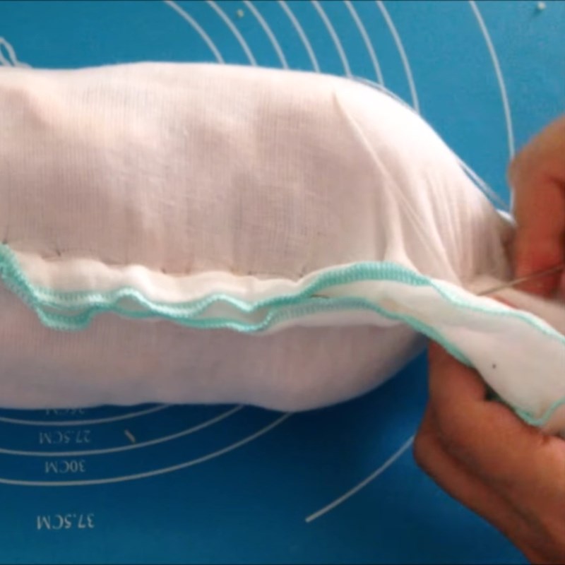 Step 5 Wrapping meat Stuffed steamed chicken