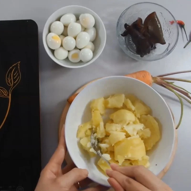 Step 3 Peel the quail eggs and mash the potatoes Quail eggs with flowers