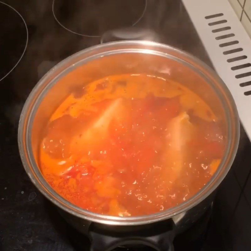 Step 3 Cooking the broth for salmon tomato noodle soup