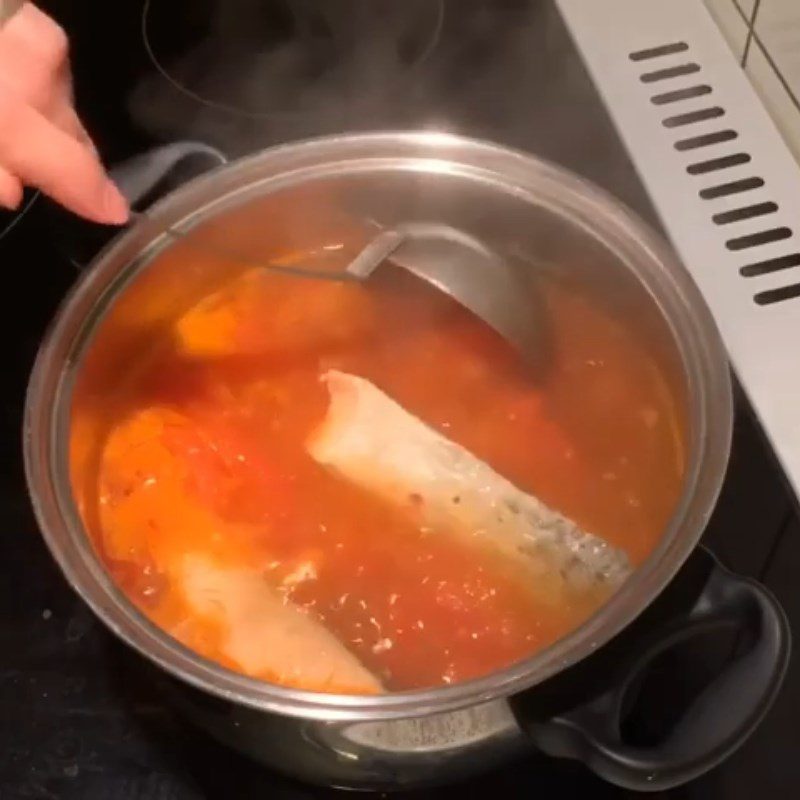 Step 3 Cooking the broth for salmon tomato noodle soup