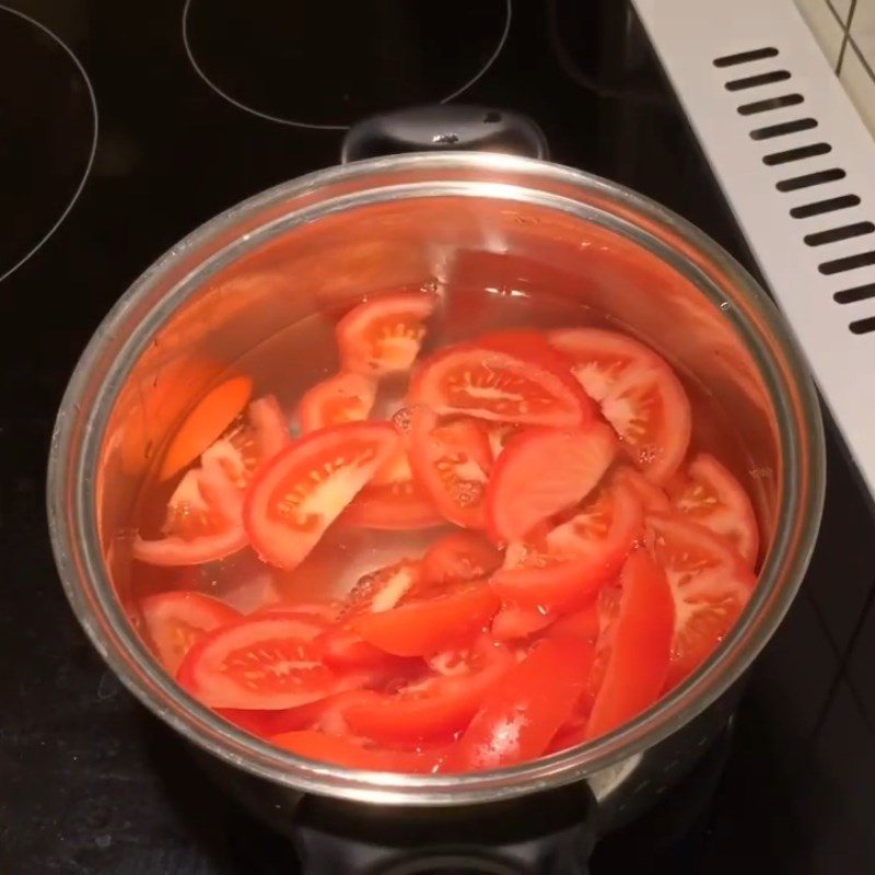 Step 3 Cooking the broth for salmon tomato noodle soup