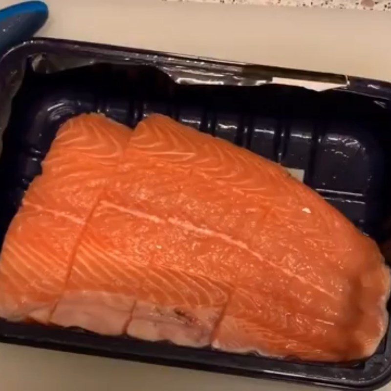 Step 1 Preparing the Salmon for Tomato Salmon Noodle