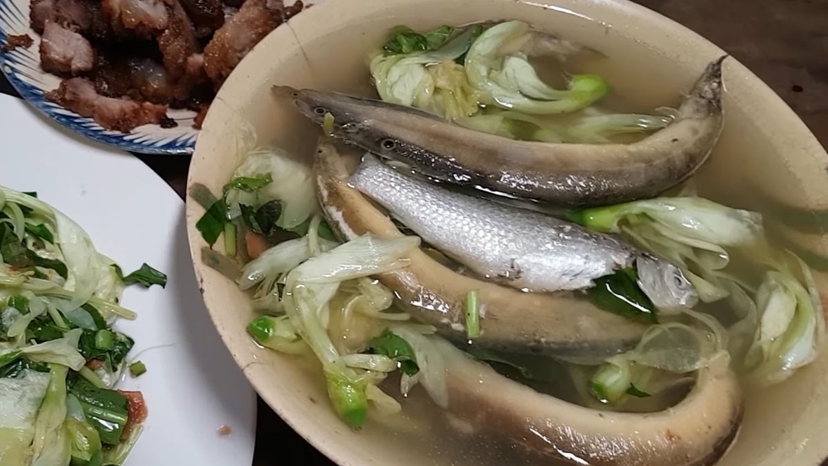 Eel Soup with So Dua Flowers