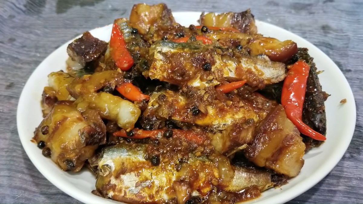 2 ways to make delicious and tender mackerel braised with pork belly, easy to prepare at home 2 Braised mackerel with pork belly and galangal