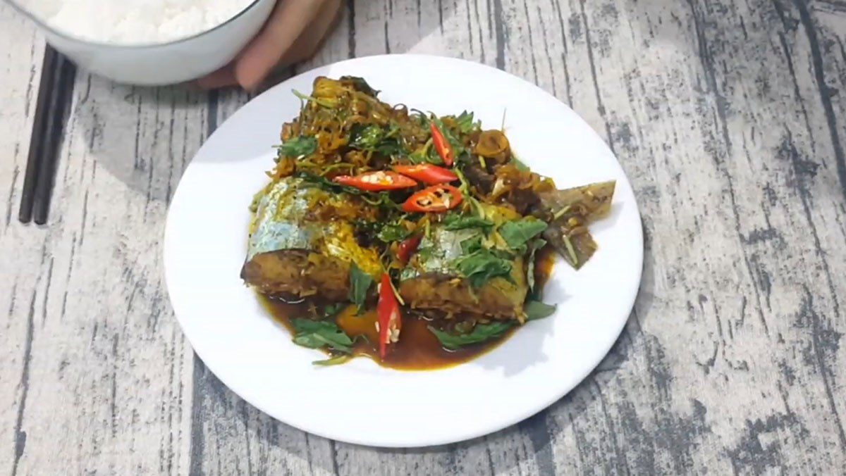 2 Ways to Make Delicious and Flavorful Mackerel Braised with Lemongrass and Chili for Family Meals 2 Fresh mackerel cooked with lemongrass and chili
