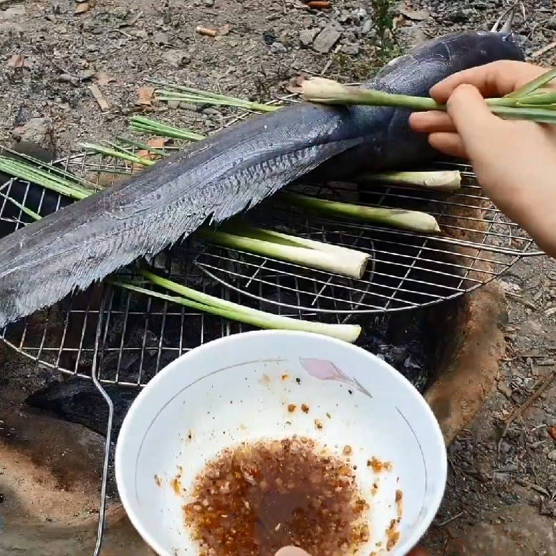 Step 4 Grilling fish Grilled catfish with scallion oil