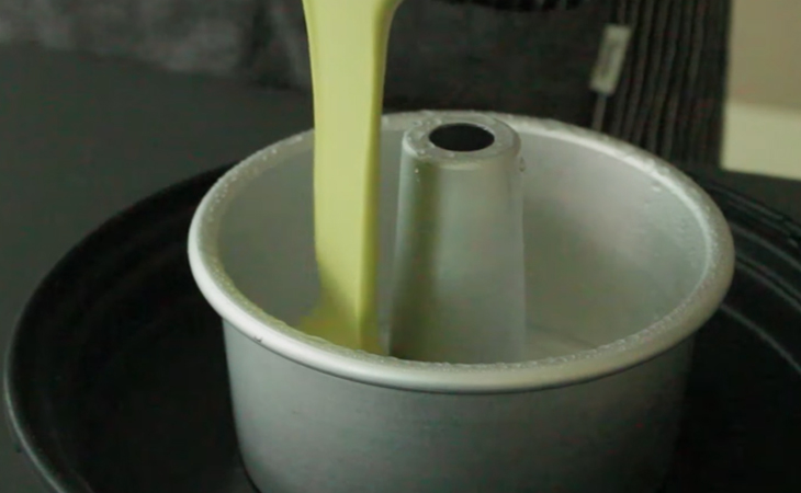 Step 5 Pour into the mold and bake the cake Green tea chiffon cake