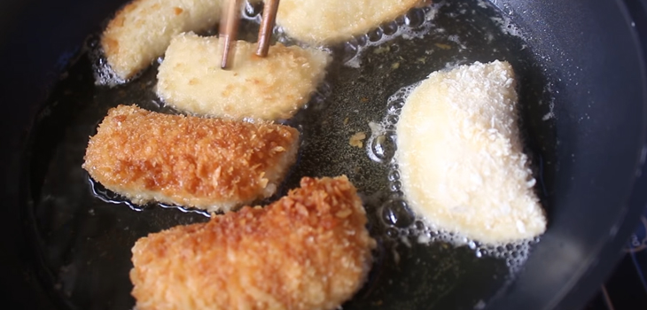 Step 7 Frying the crunchy yogurt cake
