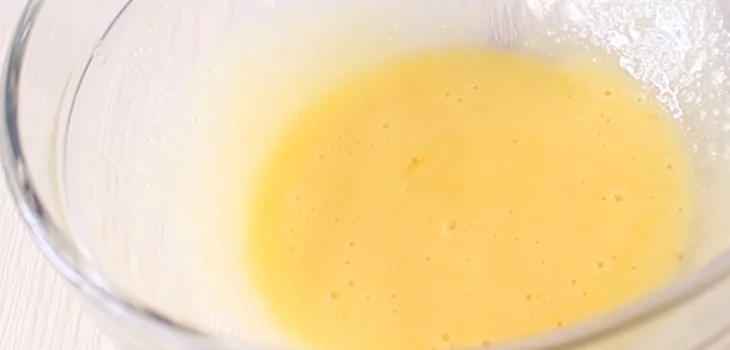 Step 1 Whip the egg yolk for fried yogurt cake