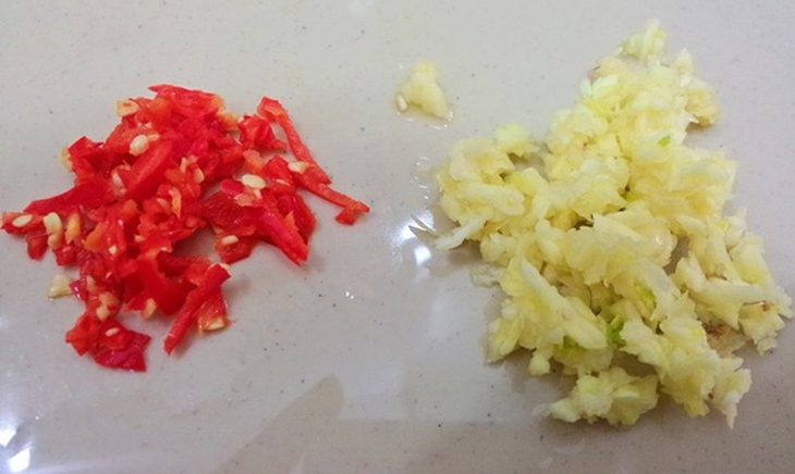 Step 2 Make garlic chili sauce Crispy snakehead fish