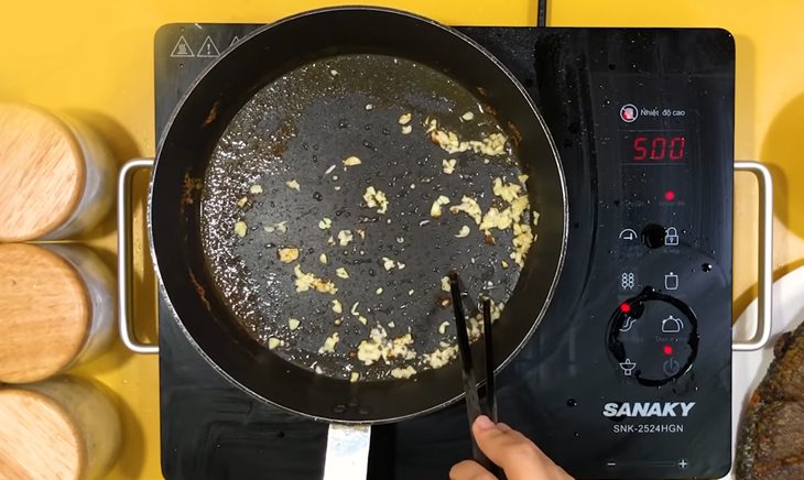 Step 2 Make garlic chili sauce Crispy snakehead fish