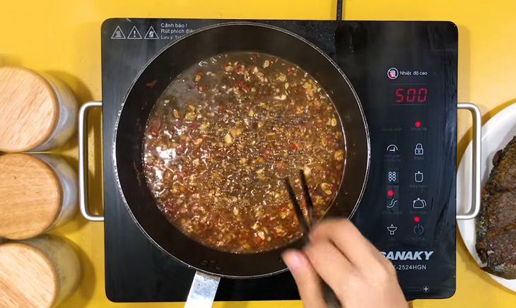 Step 2 Make garlic chili sauce for crispy snakehead fish