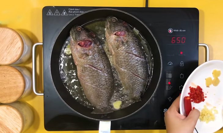 Step 3 Fry the fish Crispy snakehead fish