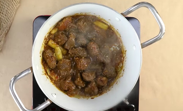 Step 3 Cooking beef stew and blanching rice noodles Beef stew with rice noodles