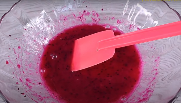 Step 1 Prepare and extract dragon fruit Dragon Fruit Noodles