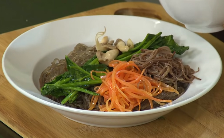 Step 4 Mixing the vermicelli Vegetarian mixed vermicelli
